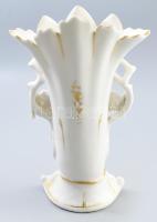 Historizáló impozáns porcelán váza. Jelzés nélkül, kis kopással, m: 28 cm