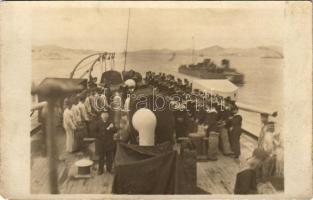 Osztrák-magyar haditengerészeti gyorscirkáló fedélzete legénység csere közben, matrózok / K.u.k. Kriegsmarine Matrosen / Austro-Hungarian rapid cruiser's crew change, mariners on deck. photo (Rb)