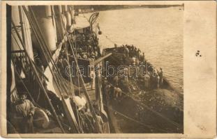 SMS ADMIRAL SPAUN Osztrák-Magyar Haditengerészeti gyorscirkálóra szenet rakodnak be a matrózok egy uszályról / K.u.K. Kriegsmarine Matrosen / Austro-Hungarian Navy light cruiser&#039;s mariners loading coal from a barge. photo (EK)