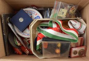 Közepes doboznyi szocialista jelvényből és kitüntetésből, sport díjéremből álló tétel T:vegyes