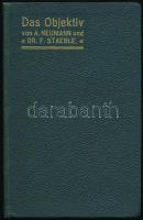 Alfred Neumann - Franz Staeble: Das Photographische Objektiv. Photographischer Bücherschatz Bd. VIII. Mit 46 Textfiguren, 10 Aufhnahmen und 11 Tabelen. leipzig, 1909, Ed. Liesegamgs Verlag M. Eger, 152 p. Német nyelven. Fekete-fehér egészoldalas és szövegközti képanyaggal illusztrált. Korabeli reklámokkal. Kiadói aranyozott egészvászon-kötés, festett lapélekkel, kissé kopott borítóval. Ritka!