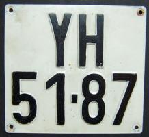 Régi autóbusz rendszámtábla párja nélkül