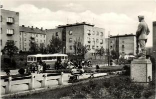 Komló hősi emlékművel és Ikarus busszal