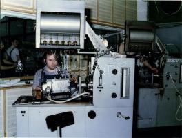 4db régi fénykép a BKV karbantartóiról és dolgozóiról