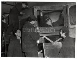 4db régi fénykép a BKV karbantartóiról és dolgozóiról