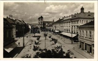 Gyöngyös, Hanisz Imre tér, Hangya fogyasztási és értékesítő szövetkezet üzlete, Hungária nagyszálló, Brück Testvérek üzlete, fodrász, gyógyszertár, Vida cukrászda, Korzó kávéház + "GYÖNGYÖS-VÁMOSGYÖRK POSTAMENET"