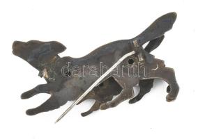 Vadászkutyák. Bronz kitűző, h: 6,5 cm