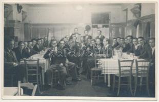 Csíkszereda, Miercurea Ciuc; italozó társaság / men drinking. photo (EK)