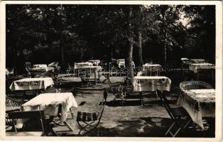 1941 Siófok, Strand Hotel kertje. Szálloda tulajdonos: Dombai Zoltán (fl)