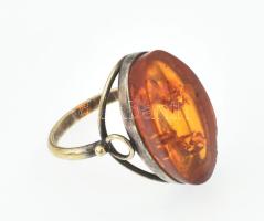 Ezüst(Ag) gyűrű borostyánnal, jelzett, méret: 51, bruttó: 3,5 g