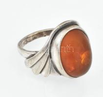 Ezüst(Ag) gyűrű borostyánnal, jelzett, méret: 49, bruttó: 4,7 g