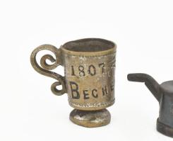 4 darab apró bronz tárgy, közte 1807 feliratos kupa, m: 2-2,5cm