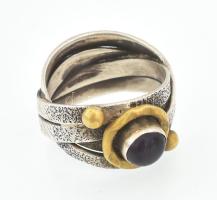 Ezüst(Ag) gyűrű ametiszttel, jelzett, méret: 53, bruttó: 7,4 g