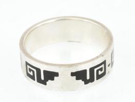 Ezüst(Ag) gyűrű fekete berakással, jelzett, méret: 67, bruttó: 8,9 g