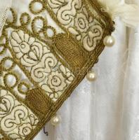 Fehér női díszmagyar kompletten gyöngyös mentével, pártával, hosszú szoknyával. Korabeli állványon