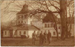 Zaborol, Saborol (Lutsk, Volyn Oblast); kastély katonákkal / Charnetskyi castle with soldiers, photo (EK)