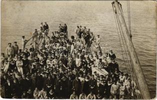 1915 SMS Helgoland az Osztrák-Magyar Haditengerészet Helgoland-osztályú gyorscirkáló teljes legénysége / K.u.K. Kriegsmarine Rapidkreuzer / WWI Austro-Hungarian Navy light cruiser's full crew. photo (EK)