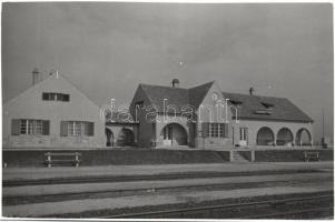 Szabadbattyán vasútállomásáról készült szürkeárnyalatos fénykép (17x11cm)