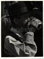 Nagyméretű múlt század eleji fekete-fehér fénykép egy sörivó kalapos parasztról (17x24cm)