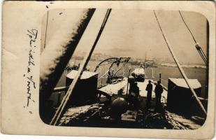 SMS Novara az Osztrák-Magyar Haditengerészet Helgoland-osztályú gyorscirkálója télen a pola-i kikötőben, havas fedélzet / K.u.K. Kriegsmarine Kleiner Kreuzer / WWI Austro-Hungarian Navy Helgoland-class light cruiser in winter at the port of Pola, snowy deck. photo (EK)