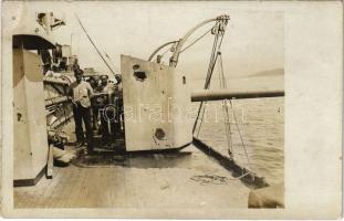 1917 SMS NOVARA cs. és kir. haditengerészet Helgoland-osztályú gyorscirkáló fedélzete az otrantó-i ütközet után, sérült 3.93-es löveg / K.u.K. Kriegsmarine / WWI Austro-Hungarian Navy, damaged SMS Novara after the battle of Otranto, 3.93 gun with dents. photo