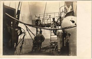 1917 SMS NOVARA cs. és kir. haditengerészet Helgoland-osztályú gyorscirkáló fedélzete az otrantó-i ütközet után, sérült parancsnoki híd / K.u.K. Kriegsmarine / WWI Austro-Hungarian Navy, damaged SMS Novara after the battle of Otranto, command bridge. photo