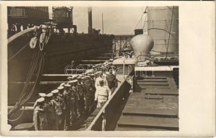 1917 SMS NOVARA cs. és kir. haditengerészet Helgoland-osztályú gyorscirkáló fedélzete IV. Károly és Maximilian Njegovan Admirális látogatásakor / K.u.K. Kriegsmarine / WWI Austro-Hungarian Navy, damaged SMS Novara after the battle of Otranto, Charles I of Austria and Admiral Maximilian Njegovan on deck. photo