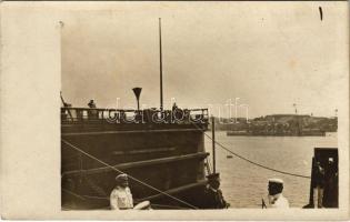 1917 SMS NOVARA cs. és kir. haditengerészet Helgoland-osztályú gyorscirkáló fedélzete IV. Károly és Maximilian Njegovan Admirális látogatásakor / K.u.K. Kriegsmarine / WWI Austro-Hungarian Navy, damaged SMS Novara after the battle of Otranto, Charles I of Austria and Admiral Maximilian Njegovan on deck. photo