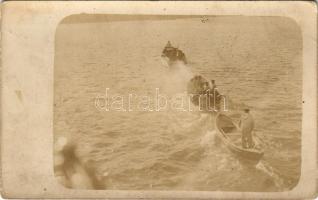 1917 SMS NOVARA cs. és kir. haditengerészet Helgoland-osztályú gyorscirkáló matrózai halottakat szállítanak ki a partra az Otrantó-i ütközet után / K.u.K. Kriegsmarine / WWI Austro-Hungarian Navy, mariners of SMS Novara transporting dead mariners to the mainland after the battle of Otranto. photo (fl)