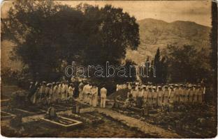 1917 Teodo, Tivat; SMS NOVARA cs. és kir. haditengerészet Helgoland-osztályú gyorscirkáló elesett matrózainak temetése az Otrantó-i ütközet után, temetői jelenet / K.u.K. Kriegsmarine / WWI Austro-Hungarian Navy, funeral of the dead mariners of SMS Novara after the battle of Otranto, cemetery. photo (EK)