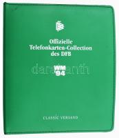 1994 WM '94 - Offizielle Telefonkarten-Collection des DFB / A német labdarúgó-szövetség hivatalos telefonkártya-albuma, az 1994-es világbajnokságon résztvevő német válogatott játékosait ábrázoló telefonkártyákkal. Össz. 24 db telefonkártya (Lotthar Matthäus, Jürgen Klinsmann, Rudi Völler, stb.), a játékosok adatait tartalmazó lapokon, eredeti gyűrűs mappában lefűzve. Névre szóló, számozott (2238).