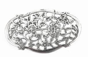 Ezüst(Ag) ovális virágmintás bross, jelzett, 5,2×3,1 cm, nettó: 7,5 g