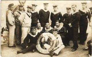 SMS Viribus Unitis az Osztrák-Magyar Haditengerészet Tegetthoff-osztályú csatahajó matrózai / K.u.K. Kriegsmarine Matrosen / Austro-Hungarian Navy Tegetthoff-class battleships mariners. photo (szakadás / tear)