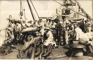 SMS Viribus Unitis az Osztrák-Magyar Haditengerészet Tegetthoff-osztályú csatahajó matrózai a fedélzeten egy torpedóval / K.u.K. Kriegsmarine Matrosen / Austro-Hungarian Navy Tegetthoff-class battleship's mariners on deck with a torpedo. photo (fl)