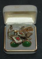 Három pár mandzsettagomb és nyaktű, egyik pár goblein díszítésű