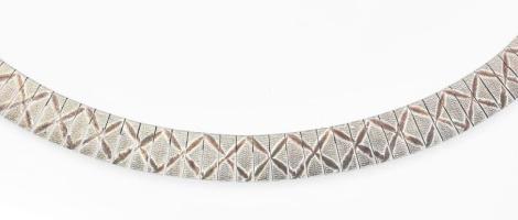 Ezüst(Ag) mintás ívelt nyakék, jelzett, h: 45 cm, nettó: 27,3 g