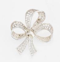 Ezüst(Ag) filigrán masni bross, jelzett, 4,1×3,6 cm, nettó: 5 g