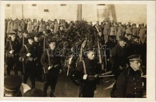 1917 Pola, Pula; Anton Haus osztrák-magyar admirális temetése, koszorúkkal díszített koporsó / K.u.K. Kriegsmarine / WWI Austro-Hungarian Navy funeral of Grand Admiral Anton Haus, coffin with wreaths. photo