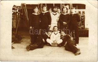 1915 SMS Viribus Unitis az Osztrák-Magyar Haditengerészet Tegetthoff-osztályú csatahajó matrózai a f...