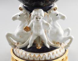 Meissen nagy méretű porcelán urna váza, kézzel festett jelenetekkel, Incselkedő puttókkal. Aranyozot...