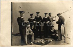 SMS TEGETTHOFF Osztrák-Magyar Haditengerészet Tegetthoff-osztályú csatahajó matrózai ebéd közben a fedélzeten / K.u.K. Kriegsmarine Matrosen / WWI Austro-Hungarian Navy Tegetthoff-class battleship's mariners having lunch on deck. photo