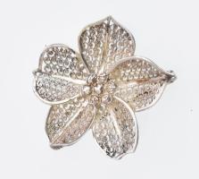 Ezüst(Ag) filigrán virágos bross, jelzett, d: 3,2 cm, nettó: 4,8 g