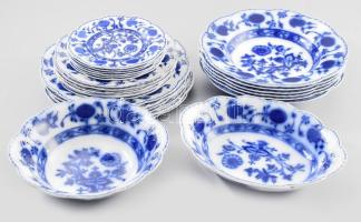 Johnson Bros Holland hagyma mintás porcelán étkészlet. Hat személyes, Máz alatti kék festéssel. 4x6 tányér, két kínáló tállal. Egyik tányéron lepattanással