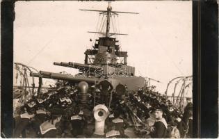 SMS Tegetthoff az Osztrák-Magyar Haditengerészet Tegetthoff-osztályú csatahajója, tornagyakorlatokat végző matrózok a fedélzeten / Turnübung K.u.K. Kriegsmarine / WWI Austro-Hungarian Navy Tegetthoff-class battleship, mariners doing gymnastic exercises on board. photo (EK)