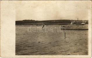 Osztrák-Magyar Haditengerészet tengerben fürdőző matróza / K.u.K. Kriegsmarine Matrose / Austro-Hungarian Navy mariner jumping into the sea. photo (fl)