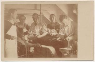 1914 Kumbor, SMS Kronprinz Erzherzog Rudolf fedélzeti kórháza, matrózok műtét közben / K.u.K. Kriegsmarine Matrosen, Bordspital / Austro-Hungarian Navy hospital in SMS Kronprinz Erzherzog Rudolf, surgery on a mariner. photo