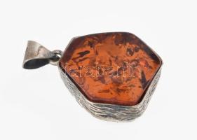 Ezüst(Ag) medál borostyánnal, jelzett, 3×2 cm, bruttó: 4,7 g