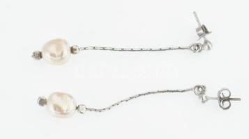 Ezüst(Ag) gyöngyös fülbevalópár, jelzett, h: 5,5 cm, bruttó: 2,6 g