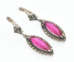 Ezüst(Ag) fülbevalópár szintetikus rubinnal, jelzett, h: 4 cm, bruttó: 9,2 g