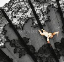 Anti legyező kézzel festett, puttós mintákkal, csipkén minimális sérüléssel. Fa. XIX. sz. 35 cm